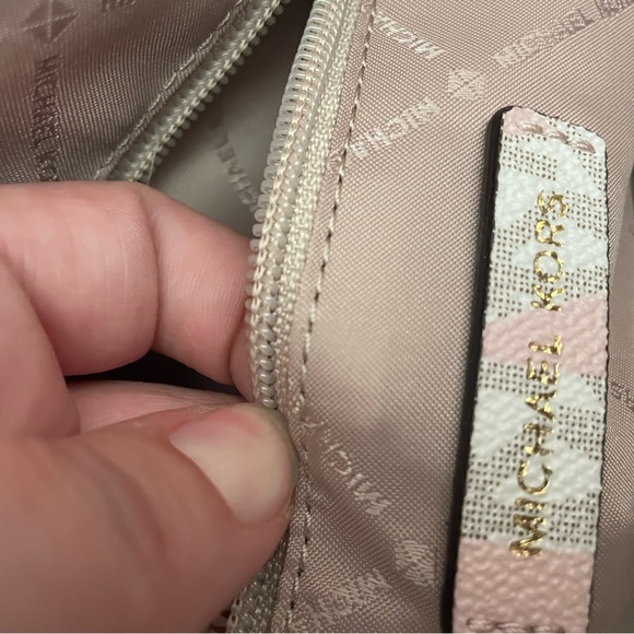 Micheal Kors white and pink tote XL! Like new only used 2 times! - Picture 2 of 4